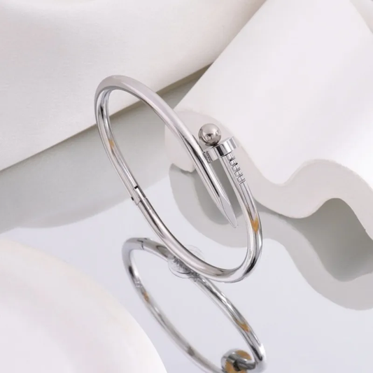 Pulsera en forma de clavo