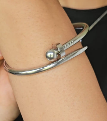 Pulsera en forma de clavo